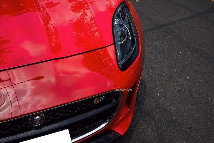 Nhìn ngang, Jaguar F-Type S cho cảm giác mềm mại hơn các mẫu xe thể thao khác do mẫu xe này không có đường gân dập nổi nào. Thiết kế thân xe bầu và được vuốt nhọn dần về phần đuôi tạo ra dáng thể thao cho xe. Jaguar F-Type S được trang bị tay nắm cửa tự động "ẩn" vào trong thân xe khi chốt cửa và chỉ mở ra ra khi xe mở chốt.