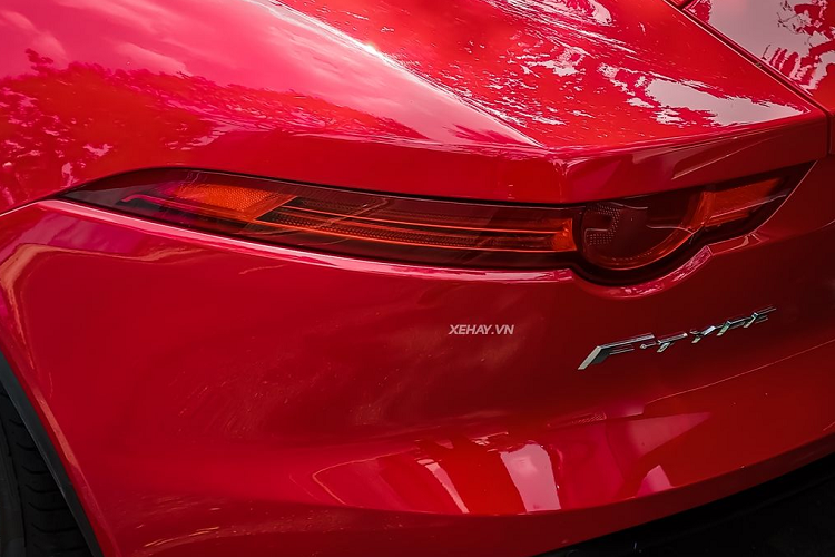 Jaguar F-Type S tập trung vào sự nhanh nhẹn và hiệu suất của động cơ, đồng thời giảm thiểu sự tham gia của sức người trong bộ máy vận hành. “Trái tim” của xe là động cơ siêu nạp V6, 3.0 lít, sản sinh 380 mã lực, tốc độ tối đa 275 km/h.