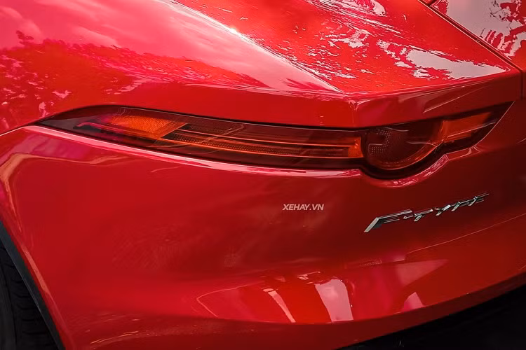 Jaguar F-Type S tập trung vào sự nhanh nhẹn và hiệu suất của động cơ, đồng thời giảm thiểu sự tham gia của sức người trong bộ máy vận hành. “Trái tim” của xe là động cơ siêu nạp V6, 3.0 lít, sản sinh 380 mã lực, tốc độ tối đa 275 km/h.