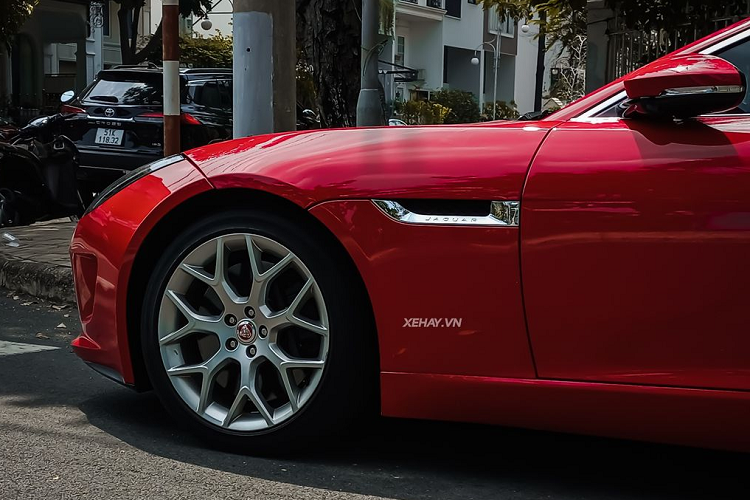 Khi chiếc xe di chuyển với tốc độ 100k/h, cánh gió sẽ tự động mở ra, giảm lực nâng đến 120 kg do gió đi qua gầm xe. Khi giảm xuống tốc độ dưới 65 km/h, cánh gió sẽ tự đóng lại.