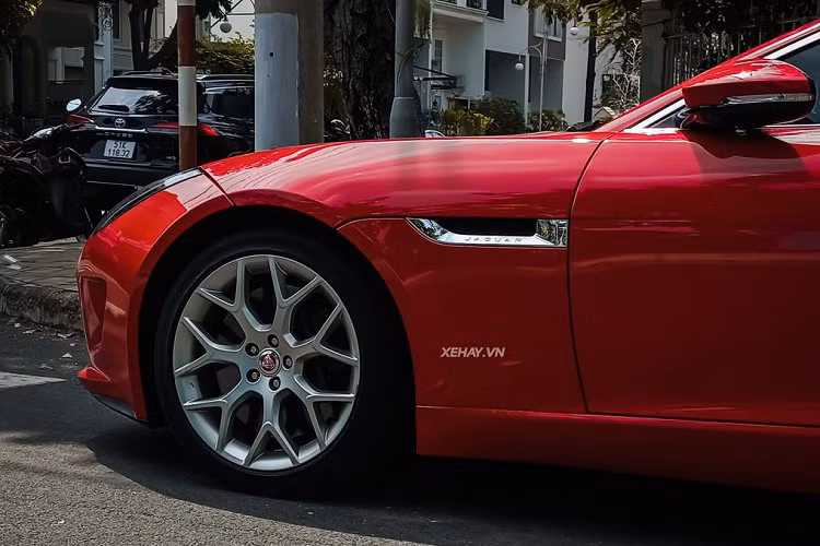 Khi chiếc xe di chuyển với tốc độ 100k/h, cánh gió sẽ tự động mở ra, giảm lực nâng đến 120 kg do gió đi qua gầm xe. Khi giảm xuống tốc độ dưới 65 km/h, cánh gió sẽ tự đóng lại.