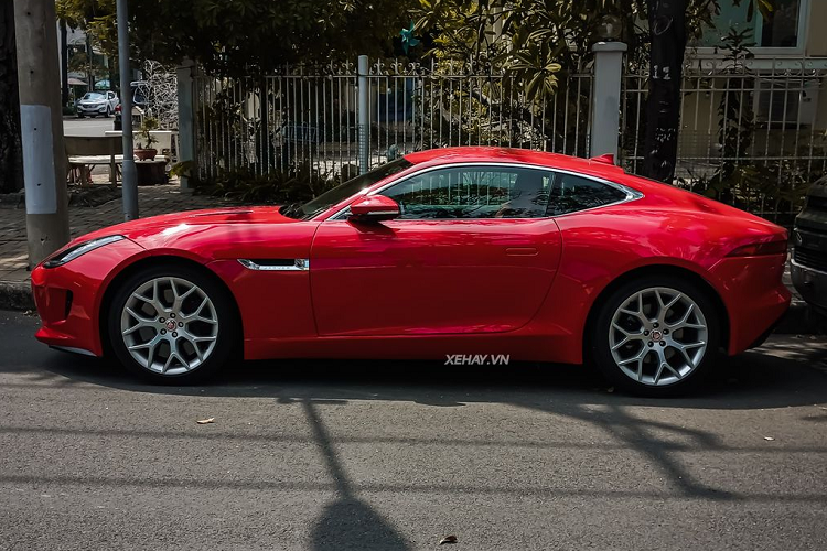 Chiếc Jaguar F-Type này thuộc phiên bản S và sở hữu màu ngoại thất đỏ nổi bật. Xe có các số đo kích thước dài x rộng x cao tương ứng là 4.470 x 1.923 x 1.296 (mm), chiều dài cơ sở đạt 2.622 mm.