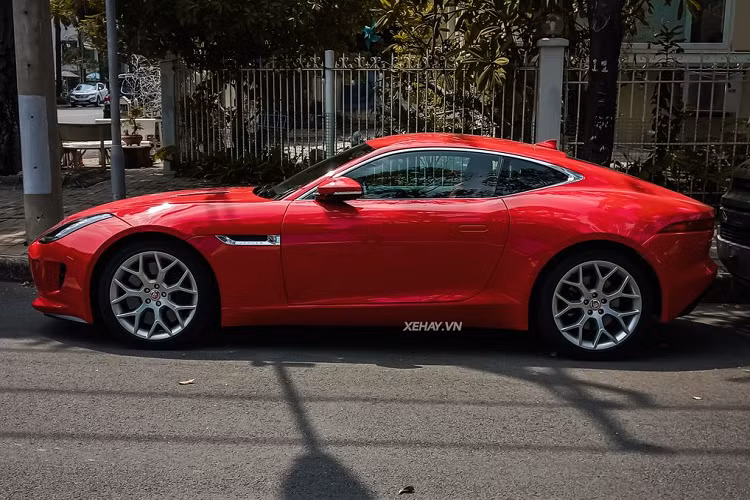 Chiếc Jaguar F-Type này thuộc phiên bản S và sở hữu màu ngoại thất đỏ nổi bật. Xe có các số đo kích thước dài x rộng x cao tương ứng là 4.470 x 1.923 x 1.296 (mm), chiều dài cơ sở đạt 2.622 mm.