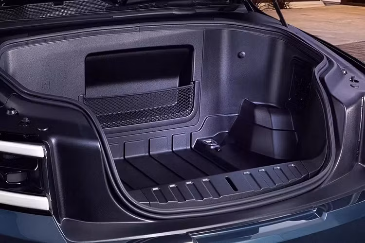 Nằm bên dưới nắp ca-pô là cốp chứa đồ bổ sung, tương tự đối thủ Ford F-150 Lightning. Thay đổi tiếp theo của Ram 1500 REV 2024 so với phiên bản máy xăng nằm ở bộ vành la-zăng. Tương tự nhiều mẫu ô tô điện đang bán trên thị trường, Ram 1500 REV 2024 cũng dùng vành la-zăng có thiết kế khí động lực học.