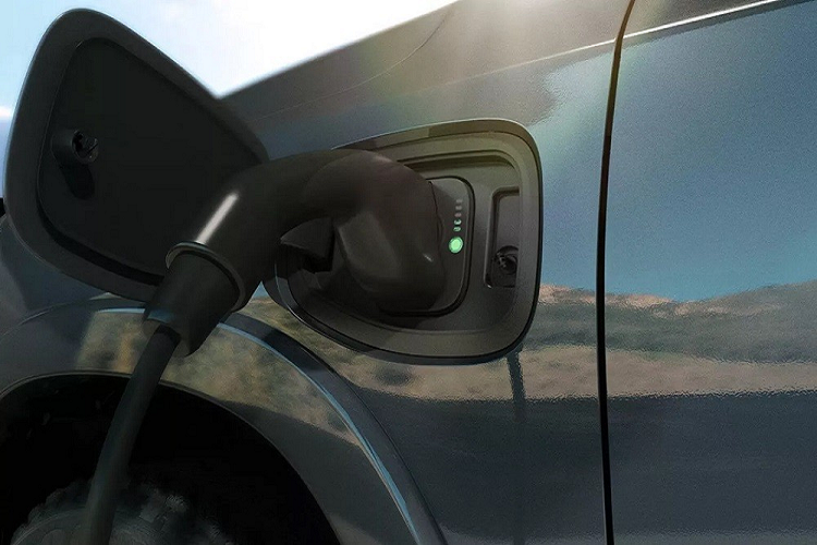 Hiện tập đoàn Stellantis đã bắt đầu nhận cọc dành cho mẫu xe bán tải thuần điện này. Dự kiến, Ram 1500 REV sẽ bắt đầu được sản xuất và bán ra thị trường vào cuối năm sau.