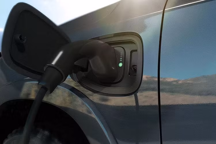 Hiện tập đoàn Stellantis đã bắt đầu nhận cọc dành cho mẫu xe bán tải thuần điện này. Dự kiến, Ram 1500 REV sẽ bắt đầu được sản xuất và bán ra thị trường vào cuối năm sau.