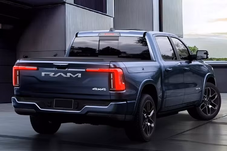 Bên trong phiên bản thuần điện của Ram 1500 là không gian nội thất 2 hàng ghế. Tuy nhiên, thiết kế của mẫu xe bán tải thuần điện này gần như giống hệt Ram 1500 thông thường.