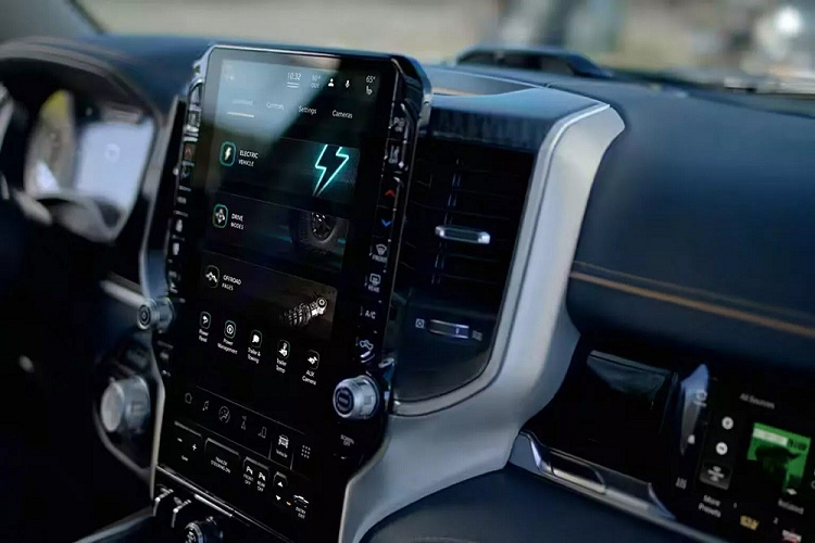 Ram chỉ bổ sung màn hình mới nằm trên mặt táp-lô, bên ghế phụ lái, tương tự Jeep Grand Wagoneer.