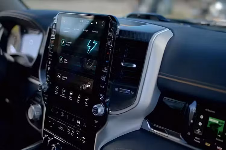 Ram chỉ bổ sung màn hình mới nằm trên mặt táp-lô, bên ghế phụ lái, tương tự Jeep Grand Wagoneer.