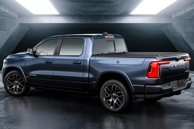 Ở khu vực phía sau, Ram 1500 REV 2024 có những khác biệt so với phiên bản máy xăng như đèn hậu hình chữ "L", ăn sâu vào bên trong cửa thùng hàng. Trên cửa thùng hàng còn có logo "Ram" khá lớn.