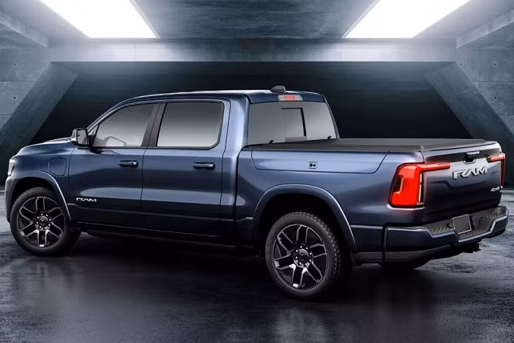 Ở khu vực phía sau, Ram 1500 REV 2024 có những khác biệt so với phiên bản máy xăng như đèn hậu hình chữ "L", ăn sâu vào bên trong cửa thùng hàng. Trên cửa thùng hàng còn có logo "Ram" khá lớn.