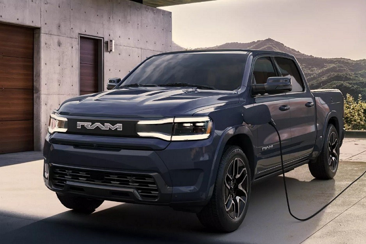 Tại Việt Nam, dòng xe bán tải Ram 1500 hiện đang được phân phối chính hãng với giá lên đến 5,388 tỷ đồng.