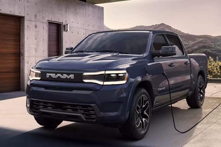 Tại Việt Nam, dòng xe bán tải Ram 1500 hiện đang được phân phối chính hãng với giá lên đến 5,388 tỷ đồng.