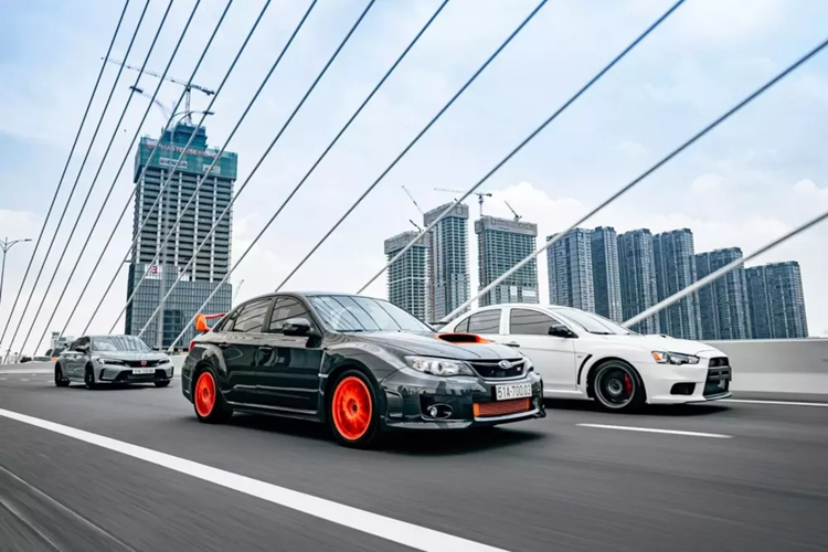 Trong đó, tay chơi siêu xe hàng đầu Việt Nam ngồi sau vô lăng chiếc xe đua đường phố Honda Civic Type R 2023, còn 2 người em lại chạy trên bộ đôi xe độ, khá nổi tiếng đó là Mitsubishi Lancer Evolution độ công suất 900 mã lực và Subaru WRX STI độ 700 mã lực.