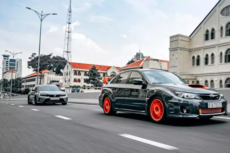 Về chiếc xe Subaru WRX STI độ 700 mã lực, xe mang màu sơn xám cùng gói độ rất đẹp mắt với điểm nhấn chính là bộ mâm xe, cánh gió đuôi cố định, lưới tản nhiệt cùng viền hốc gió trên nắp capo được sơn màu xam nổi bần bật.