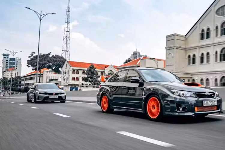 Về chiếc xe Subaru WRX STI độ 700 mã lực, xe mang màu sơn xám cùng gói độ rất đẹp mắt với điểm nhấn chính là bộ mâm xe, cánh gió đuôi cố định, lưới tản nhiệt cùng viền hốc gió trên nắp capo được sơn màu xam nổi bần bật.