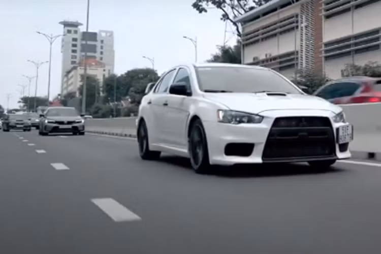 Honda Civic Type R 2023 sở hữu động cơ 4 xi-lanh thẳng hàng K20C1, dung tích 2.0 lít, tăng áp, sản sinh ra công suất tối đa 315 mã lực tại 6.500 vòng/phút và mô-men xoắn 420 Nm trong khoảng 2.600 đến 4.000 vòng/phút.Sức mạnh này đồng hành cùng hộp số sàn 6 cấp, nhờ đó, Honda Civic Type R cho phép xe đạt vận tốc tối đa 272 km/h.