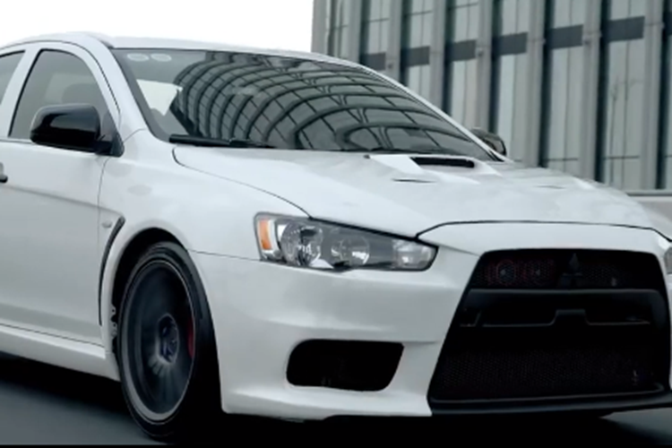 Cũng mang màu xám là chiếc xe Honda Civic Type R 2023 do Cường Đô la điều khiển, đây là xe đầu tiên về nước, giá lăn bánh trên 3 tỷ đồng, điểm nhấn của mẫu xe này là ngoại hình hầm hố, nội thất thay đổi và động cơ cũng được độ thêm, cùng hộp số sàn 6 cấp.