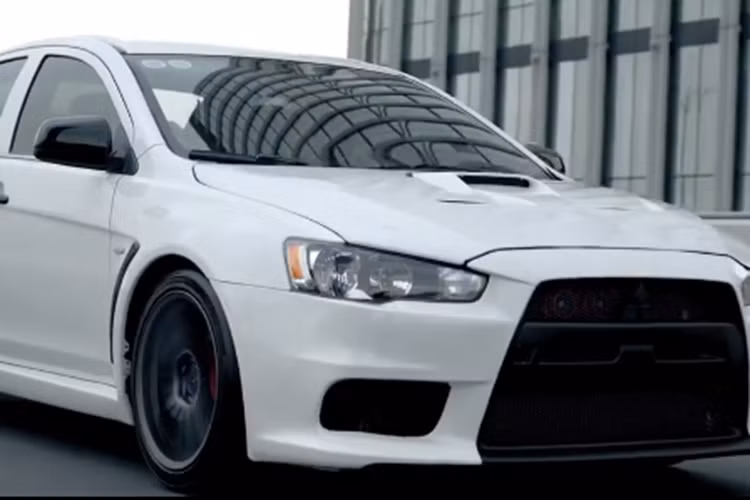 Cũng mang màu xám là chiếc xe Honda Civic Type R 2023 do Cường Đô la điều khiển, đây là xe đầu tiên về nước, giá lăn bánh trên 3 tỷ đồng, điểm nhấn của mẫu xe này là ngoại hình hầm hố, nội thất thay đổi và động cơ cũng được độ thêm, cùng hộp số sàn 6 cấp.