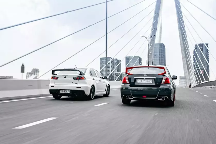 Đây cũng là lần hiếm hoi mà 2 chiếc xe Mitsubishi Lancer Evolution độ công suất 900 mã lực và Subaru WRX STI độ 700 mã lực di chuyển cùng nhau, 1 số thông tin ban đầu cho biết, cặp đôi xe JDM độ khủng này thuộc sở hữu của tay chơi siêu xe Cường Đô la, như vậy, đây có thể xem là 1 bất ngờ lớn.