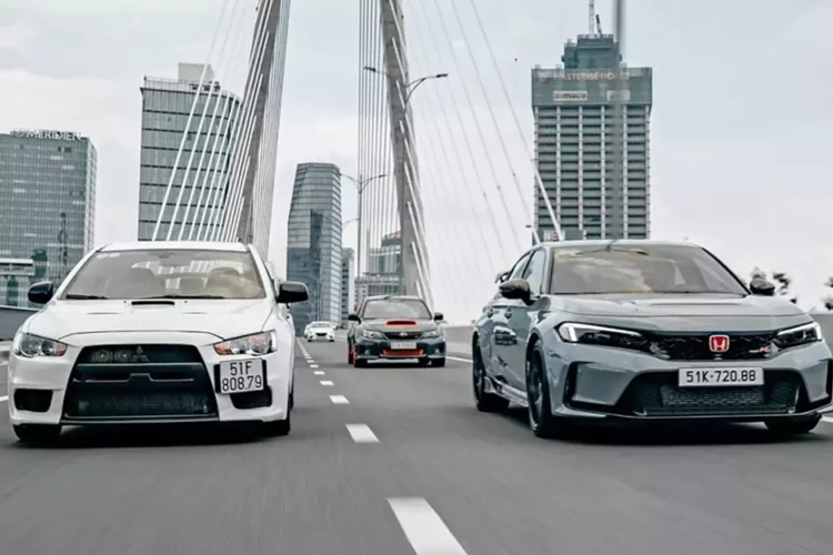 Mới đây, doanh nhân Nguyễn Quốc Cường hay còn gọi là Cường Đô la đã chia sẻ hình ảnh 3 chiếc xe JDM rất đình đám tại Việt Nam. Đáng chú ý, Cường Đô la cưỡi Honda Civic Type R di chuyển cùng cùng bộ đôi JDM trên đường phố Sài thành, khiến cư dân mạng không khỏi thích thú.