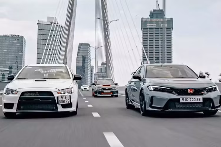 Mới đây, doanh nhân Nguyễn Quốc Cường hay còn gọi là Cường Đô la đã chia sẻ hình ảnh 3 chiếc xe JDM rất đình đám tại Việt Nam. Đáng chú ý, Cường Đô la cưỡi Honda Civic Type R di chuyển cùng cùng bộ đôi JDM trên đường phố Sài thành, khiến cư dân mạng không khỏi thích thú.