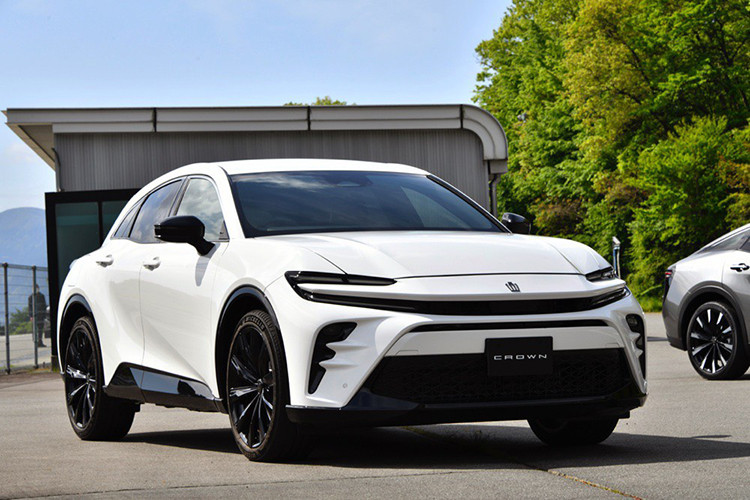 Trong sự kiện lái thử diễn ra vào cuối tháng 4/2023, hãng đã mang những chiếc xe SUV Toyota Crown Sport với màu sắc khác nhau đến, bao gồm đỏ, trắng và đen nhám. Dù ở màu sơn nào, mẫu xe Nhật Bản này cũng thu hút sự chú ý nhờ thiết kế ngoại thất ấn tượng.