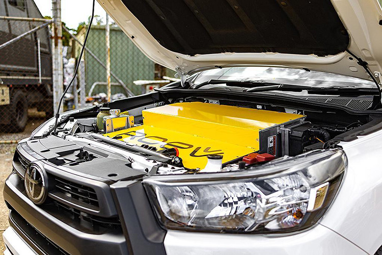 Thông số kỹ thuật của xe cắm trại chạy điện Toyota Hilux vẫn chưa được Redsands công bố. Trong khi, Roev hiện đang cung cấp hai tuỳ chọn gói điện hóa cho Hilux và Ranger là: pin 64 kWh cung cấp phạm vi hoạt động 240 km.