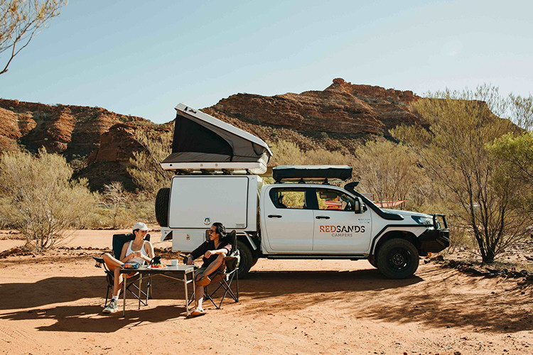 Còn bản cho 5 người là cabin đôi đi kèm 2 lều bật, một trên cabin (đầu xe) và một trên thùng xe như bản 2 người. Phiên bản thuần điện dự kiến sẽ có cách bố trí tương tự bản máy diesel.