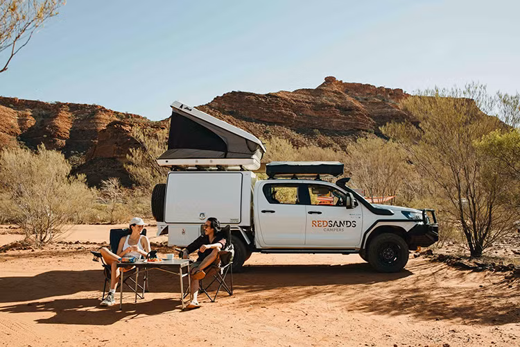 Còn bản cho 5 người là cabin đôi đi kèm 2 lều bật, một trên cabin (đầu xe) và một trên thùng xe như bản 2 người. Phiên bản thuần điện dự kiến sẽ có cách bố trí tương tự bản máy diesel.