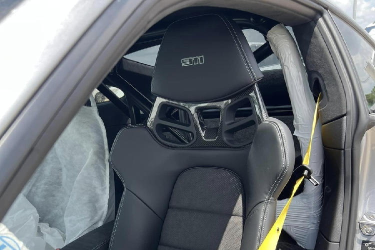 Porsche 911 Dakar 2023 cũng là chiếc xe thể thao giới hạn tương tự như Porsche 911 Sport Classic 2023 của Cường Đô la và ông Đặng Lê Nguyên Vũ, khác biệt là xe có thể dễ dàng off-road, số lượng sản xuất nhiều gấp đôi. Cụ thể, Porsche 911 Dakar 2023 được sản xuất tổng cộng 2.500 xe trên toàn cầu, chiếc đầu tiên về Việt Nam mang số thứ tự 1.904/1.250, ý nghĩa con số này được cho là ngày và tháng sinh của chủ xe.