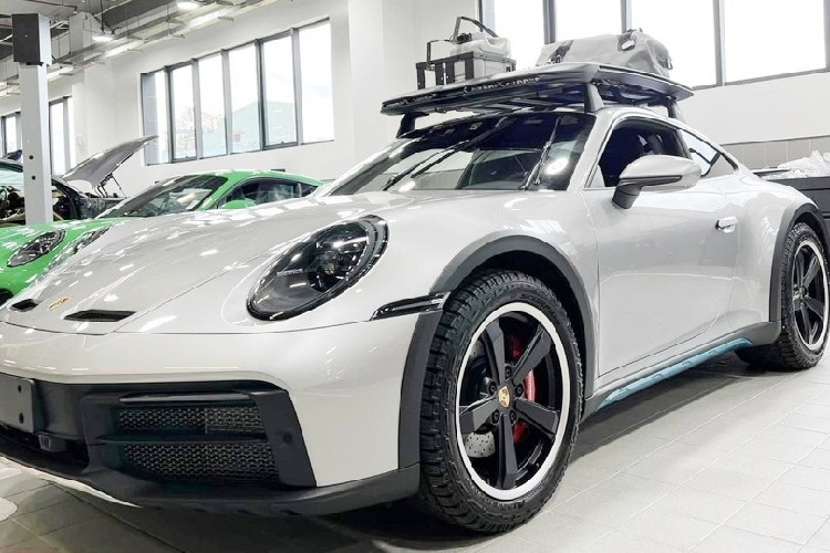 Thời gian ra mắt chiếc xe Porsche 911 Dakar 2023 tại Việt Nam sẽ vào ngày 29/8, các thông tin chi tiết hơn sẽ được công bố tại buổi ra mắt xe. Nhưng trước đó, chủ nhân của chiếc xe thể thao sinh ra để off-road Porsche 911 Dakar 2023 sẽ giới thiệu tại Việt Nam trong tuần này đã tung những hình ảnh sơ bộ về ngoại thất và nội thất của xe.