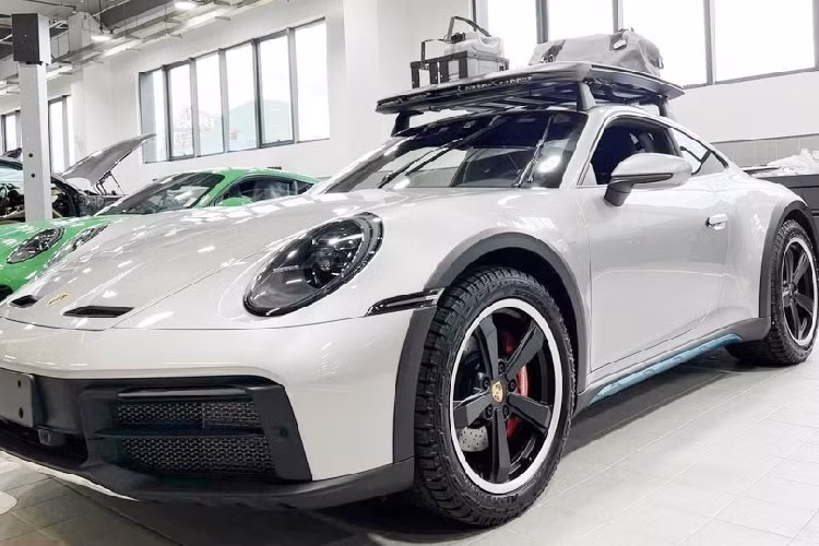 Thời gian ra mắt chiếc xe Porsche 911 Dakar 2023 tại Việt Nam sẽ vào ngày 29/8, các thông tin chi tiết hơn sẽ được công bố tại buổi ra mắt xe. Nhưng trước đó, chủ nhân của chiếc xe thể thao sinh ra để off-road Porsche 911 Dakar 2023 sẽ giới thiệu tại Việt Nam trong tuần này đã tung những hình ảnh sơ bộ về ngoại thất và nội thất của xe.