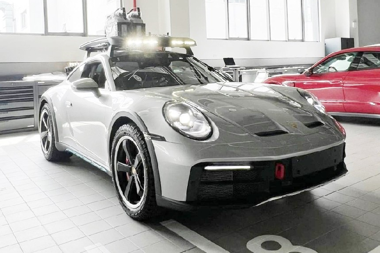 Mới đây, Porsche Việt Nam đã gửi thư mời cho báo chí về việc sẽ giới thiệu chiếc xe thể thao Porsche 911 Dakar 2023 mới đầu tiên tại Việt Nam, đây được cho là 1 cột mốc mới của các đại gia Việt trong hành trình săn lùng những mẫu xe Porsche 911 độc lạ.