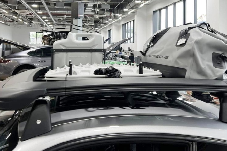 Đầu tiên là ngoại thất chiếc xe thể thao Porsche 911 Dakar 2023 này mang màu xám, đi cùng với đó là vô số chi tiết ở ngoại thất được sơn đen nhám và đen bóng, còn có cả carbon. Chiếc xe trong ảnh còn được trang bị luôn bộ baga mui, tích hợp thêm đèn LED chiếu sáng ban ngày, cùng với vài dụng cụ, giúp chủ xe có thể yên tâm đi cắm trại cuối tuần.