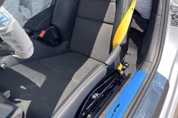 "Trái tim" của Porsche 911 Dakar 2023 sử dụng khối động cơ xăng 6 xi-lanh thẳng hàng, tăng áp kép, dung tích 3.0 lít, sản sinh công suất tối đa 473 mã lực và mô-men xoắn cực đại 570 Nm.