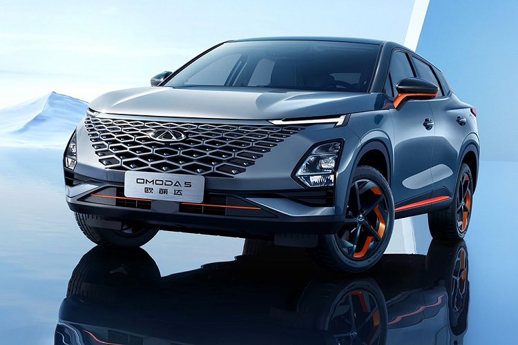 Về trang bị an toàn, xe còn có những tính năng nổi bật như: hệ thống an toàn chủ động ADAS bao gồm hệ thống kiểm soát hành trình thích ứng, hỗ trợ lái xe khi tắc đường, camera 360 độ, hệ thống phát hiện, cảnh báo điểm mù, cảnh báo phương tiện cắt ngang khi lùi, hỗ trợ chuyển làn đường, cảnh báo chệch làn đường, ngăn chệch làn đường và giữ làn đường khẩn cấp…