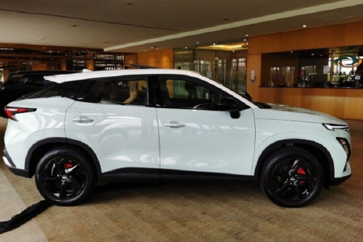 Đây cũng là mẫu SUV đầu tiên của Chery được áp dụng triết lý thiết kế này. Chiếc SUV mới nhà Chery có phần lưới tản nhiệt tràn viền cỡ lớn được thiết kế khá táo bạo cùng hệ thống đèn 2 tầng trên đầu xe.