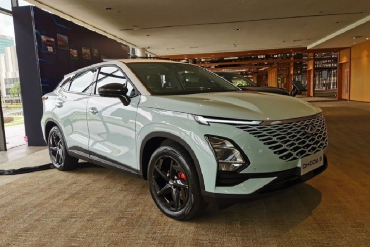 Bên cạnh đó, trang fanpage Chery Vietnam cũng đã được thành lập. Điều này cho thấy ngày ra mắt của Chery Omoda 5 không còn xa. Xe sở hữu kích thước dài x rộng x cao lần lượt là 4.400 x 1.830 x 1.588 mm, kích thước này có phần nhỉnh hơn các đối thủ cùng phân khúc. Xe gây ấn tượng khi sở hữu thiết kế ngoại thất đầy phong cách nhờ triết lý Art in Motion mới.