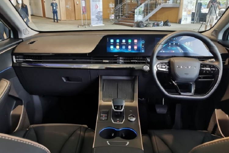 Bên cạnh đó là dải đèn LED định vị ban ngày hình chữ "T" có thiết kế hẹp. Thân xe được thiết kế dốc về phía sau, kính cửa sổ khá hẹp và bộ vành hợp kim 18 inch với 5 chấu kép sơn 2 màu tương phản. Phía đuôi xe là đèn hậu được thiết kế nằm vắt ngang đuôi xe và 2 đầu ống xả giả hình chữ nhật nằm khá cao.