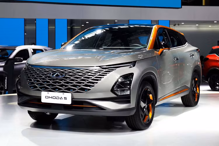 Thứ hai là động cơ xăng 4 xi-lanh, tăng áp, dung tích 1.6L, tạo ra công suất tối đa 197 mã lực và mô-men xoắn cực đại 290 Nm. Động cơ này đồng hành cùng hộp số tự động ly hợp kép 7 cấp. Bên cạnh 2 động cơ xăng, Chery OMODA 5 được đồn đoán sẽ có thêm tùy chọn động cơ điện. Tuy nhiên, thông số chính thức của động cơ điện này vẫn chưa được tiết lộ.