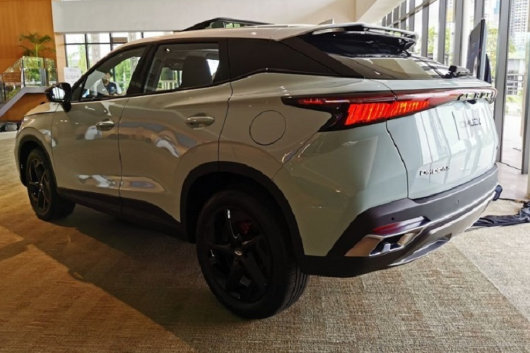 Về nội thất, Chery OMODA 5 sở hữu không gian rộng rãi, thoải mái được thiết kế theo phong cách thể thao, thời thượng. Xe được trang bị 2 màn hình 10,25 inch đặt nổi trên mặt táp-lô theo phong cách của những chiếc xe hạng sang. Không những thế, chiếc SUV này còn có vô lăng vát đáy khỏe khoắn và ghế thể thao ôm lấy thân người ngồi.