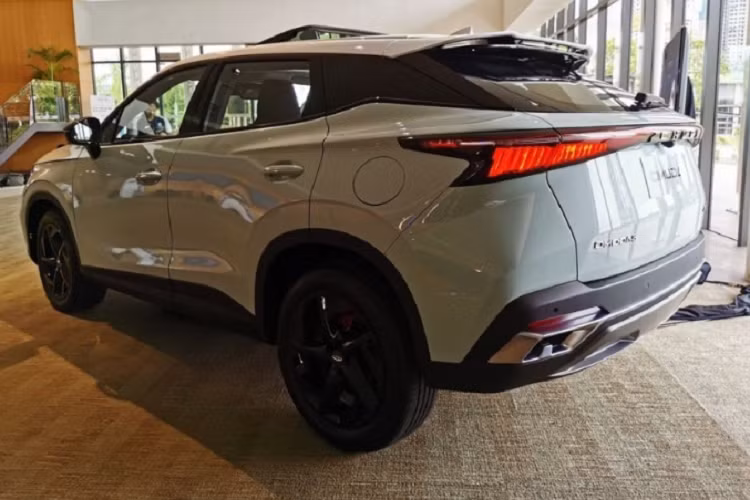 Về nội thất, Chery OMODA 5 sở hữu không gian rộng rãi, thoải mái được thiết kế theo phong cách thể thao, thời thượng. Xe được trang bị 2 màn hình 10,25 inch đặt nổi trên mặt táp-lô theo phong cách của những chiếc xe hạng sang. Không những thế, chiếc SUV này còn có vô lăng vát đáy khỏe khoắn và ghế thể thao ôm lấy thân người ngồi.