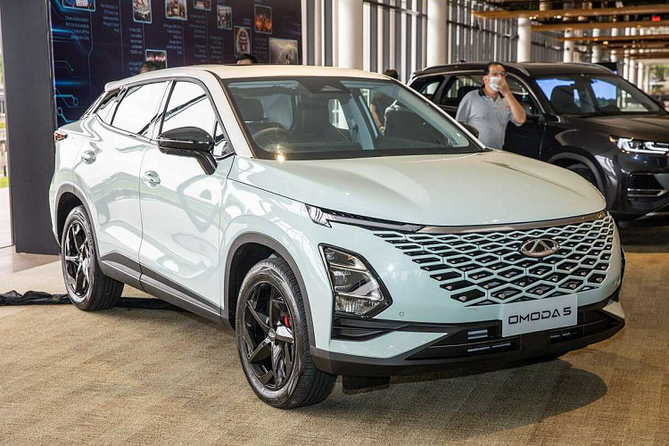 Ghế có thể kết hợp nhiều màu sắc với nhau theo đúng tinh thần trẻ trung được áp dụng cho xe. Ngoài ra, OMODA 5 tại Việt Nam sẽ có thêm những trang bị nổi bật như sạc điện thoại thông minh không dây, bảng đồng hồ kỹ thuật số và cửa sổ trời toàn cảnh Panorama hay hệ thống đèn viền 64 màu.