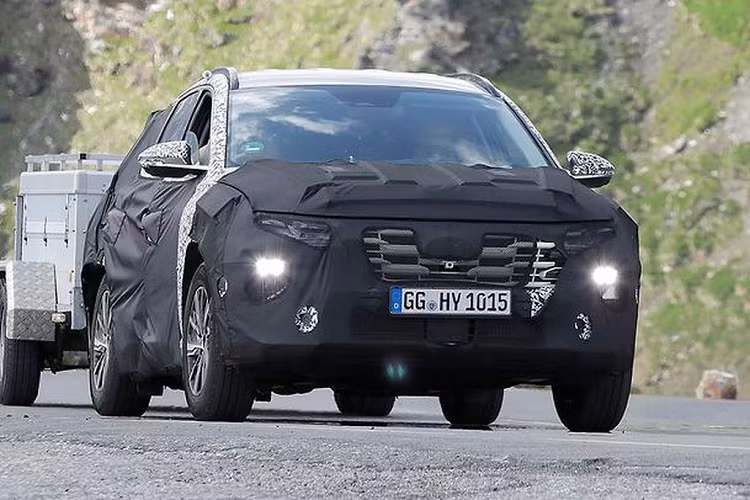 Ở khu vực đầu xe, lưới tản nhiệt dường như đã được tinh chỉnh lại so với phiên bản hiện hành và mắt lưới có vẻ dày hơn. Trong khi đó cụm đèn pha đặc trưng vẫn được giữ lại. Thay đổi tương tự cũng được áp dụng ở phần đuôi của Hyundai Tucson 2024.