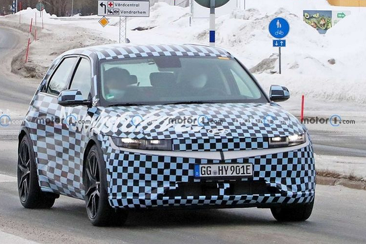 Dựa vào đó, một số chuyên gia cho rằng Ioniq 5 N có sức mạnh khoảng 600 mã lực. Quãng đường vận hành của xe dự kiến rơi vào khoảng 330 km với một lần sạc đầy. Ngoài ra, hệ thống treo, mâm và phanh của xe cũng sẽ khác biệt so với Ioniq 5 tiêu chuẩn.