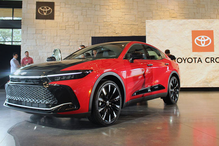 Ở phiên bản dẫn động 4 bánh toàn thời gian AWD, xe có thêm mô-tơ điện eAxle mạnh 79,7 mã lực và 168 Nm trên cầu sau. Dự kiến, Toyota Crown Sport 2024 sẽ chính thức được giới thiệu tại thị trường quê nhà Nhật Bản vào tháng 7 năm nay.