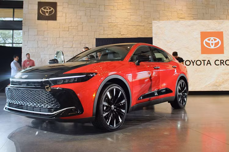 Ở phiên bản dẫn động 4 bánh toàn thời gian AWD, xe có thêm mô-tơ điện eAxle mạnh 79,7 mã lực và 168 Nm trên cầu sau. Dự kiến, Toyota Crown Sport 2024 sẽ chính thức được giới thiệu tại thị trường quê nhà Nhật Bản vào tháng 7 năm nay.