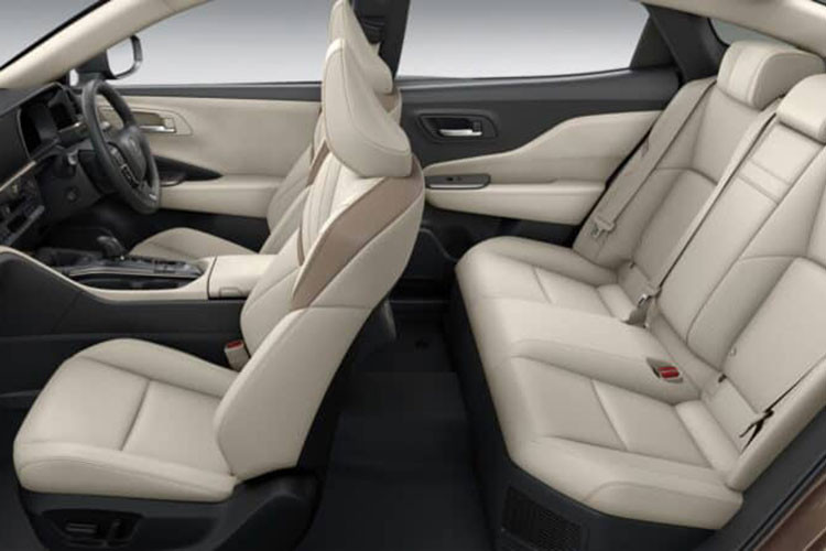 Bên cạnh đó, một số chi tiết ngoại thất của xe như: viền hốc gió trung tâm, ốp gương chiếu hậu, vành la-zăng, nẹp dưới cửa, viền bao quanh kính chắn gió sau và cản sau…còn được sơn màu đen bóng giúp chiếc xe nhìn bắt mắt và hiện đại hơn.