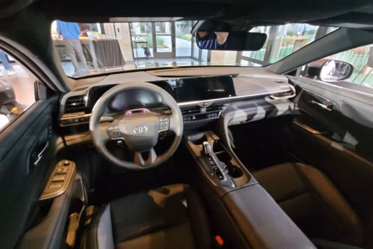 Phía đuôi xe, Toyota Crown Sport sở hữu cụm đèn hậu nối với nhau bằng nẹp màu đen bóng, nằm vắt ngang đuôi xe. Tạo hình bên trong cụm đèn hậu khiến người ta nhớ tới Mercedes-Benz GLB và Toyota GR Supra.